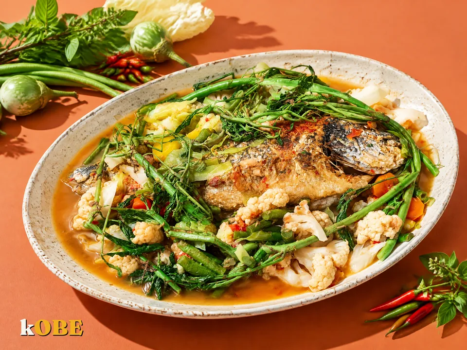 Cà ri chua kiểu Thái rưới cá chiên, nấu bằng đường la hán quả