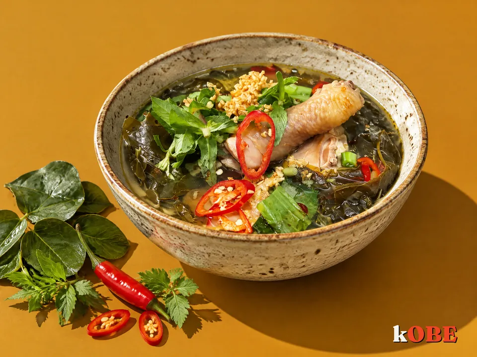 Canh gà lá giang măng chua nấu bằng đường la hán quả