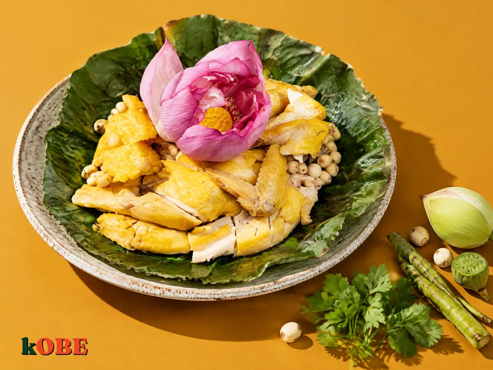 Gà hấp lá sen nhồi hạt sen nấm mèo, nấu bằng đường la hán quả