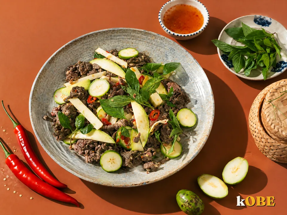 Gỏi bò xốt Thái với cóc non và xoài xanh, không thêm đường tinh luyện