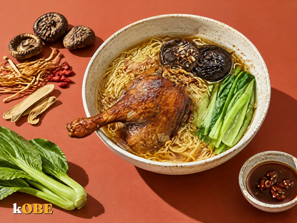 Mì vịt tiềm nấu bằng đường la hán quả