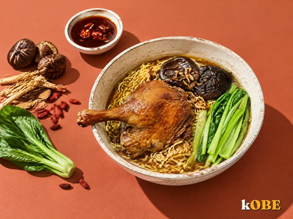 Mì vịt tiềm nấu bằng đường la hán quả