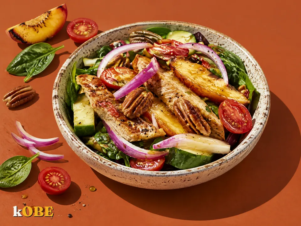 Salad đào nướng ức gà áp chảo sốt mật ong giấm balsamic