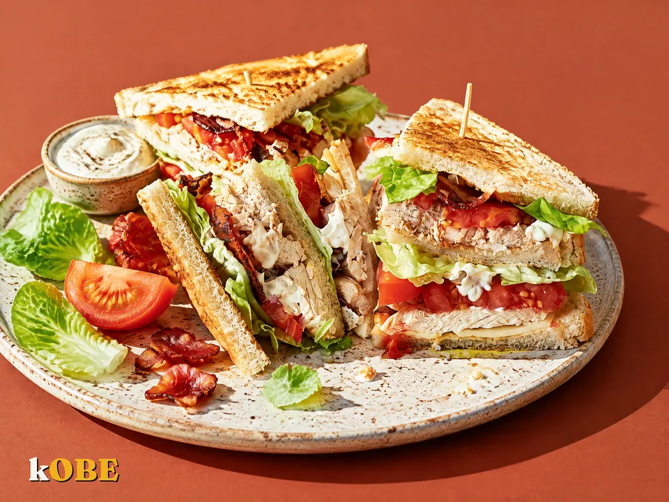 Sandwich BLT thịt ba chỉ hun khói sốt mayonnaise sữa chua